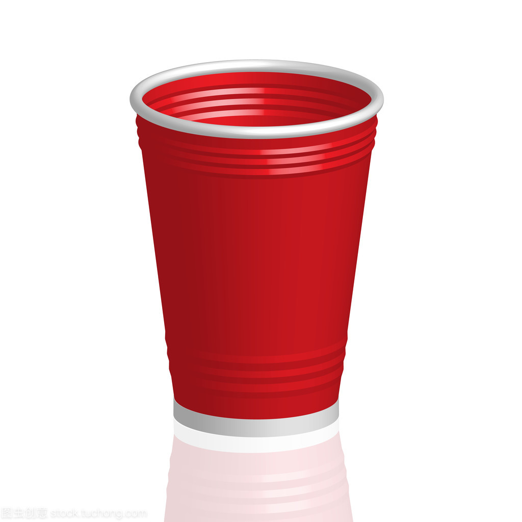白色背景上孤立的党红塑料杯