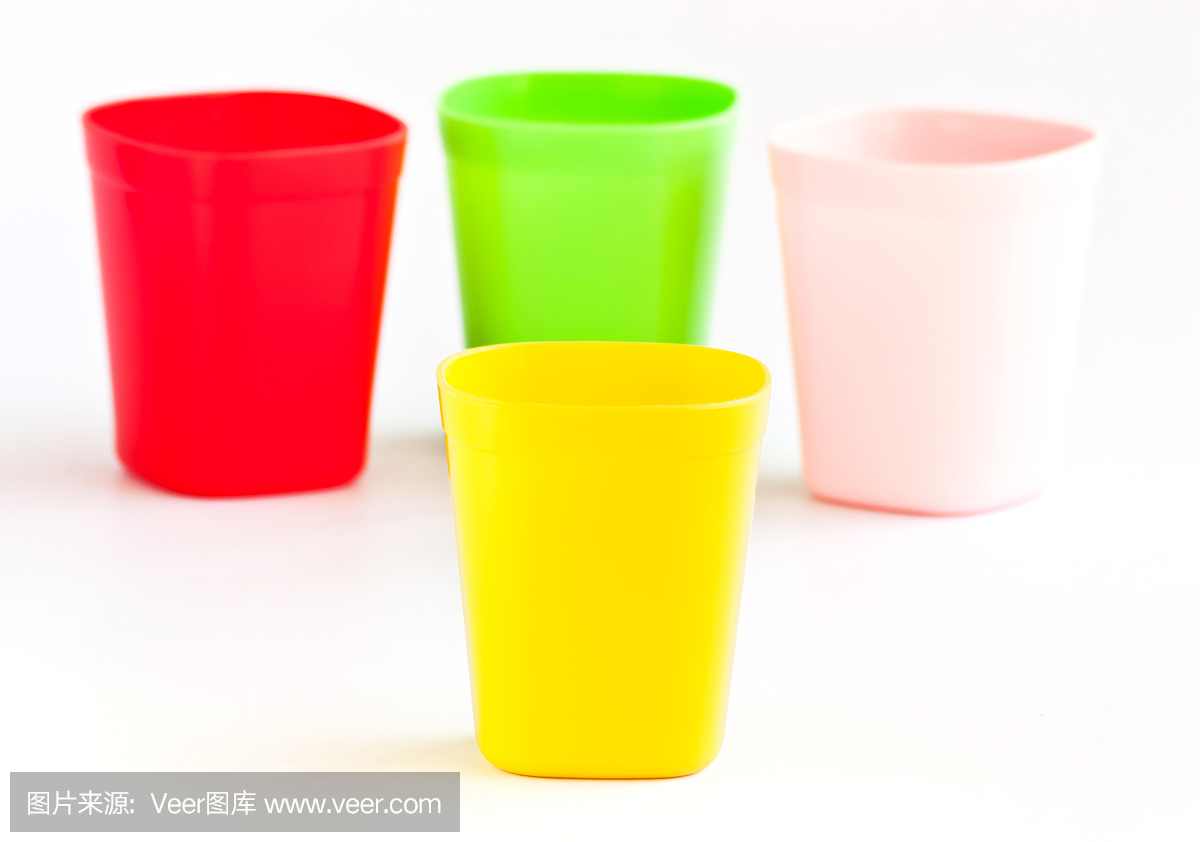 四个塑料杯